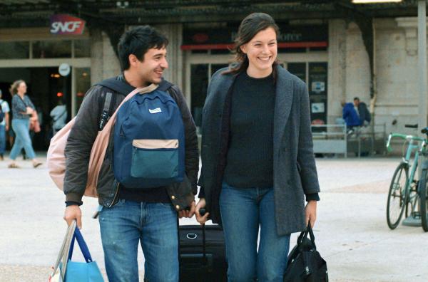 Bild 1 von 4: Mit der finanziellen Unterstützung von Labidi (Aurélien Gabrielli) zieht Elisa (Louise Chevillotte) nach Paris.