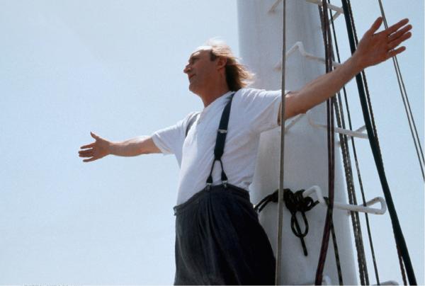 Bild 1 von 3: Otto (Otto Waalkes) tritt seine Reise unbeschwert und frei an. Doch während Otto und die restlichen Passagiere ihre Fahrt genießen, folgt der Dampfer seinem Kurs direkt ins Chaos.