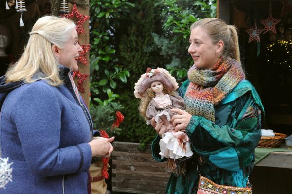 Bild 1 von 6: Sarah (Sophie Reiml, rechts) schenkt Ulla (Sabrina Dietel, KLD, links) die unheimliche Porzellanpuppe.