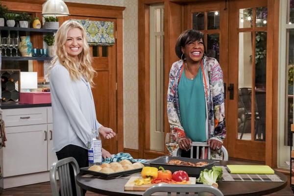 Bild 1 von 18: Gemma Johnson (Beth Behrs, l.); Tina Butler (Tichina Arnold, r.)