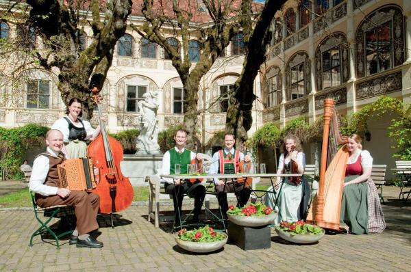 Bild 1 von 24: Im Bild: Geigenmusi Kiesenhofer -Schloss Puchberg.