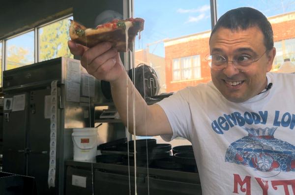 Bild 1 von 2: Chefkoch Richard Aronson bietet eine ungewöhnliche, für Chicago typische Pizza an: die Deep Dish Pizza.