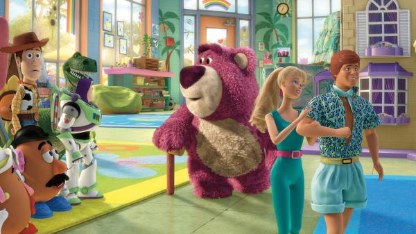 Bild 1 von 86: TOY STORY 3 ist ein witziges, turbulentes Abenteuer, das mit bekannten und vielen neuen Figuren, fantastischem Bonusmaterial, sowie umwerfend komischen Synchronstimmen begeistert. MICHAEL BULLY HERBIG spricht Sheriff Woody, RICK KAVANIAN ist die Stimme von Dino Rex und CHRISTIAN TRAMITZ verzückt als brandneue Figur Ken! Vor diesem Tag haben sich Woody, Buzz, Jessie und die anderen Spielzeuge immer gefürchtet: Ihr Besitzer Andy packt seine Sachen fürs College und da ist kein Platz mehr für seine Spielsachen. Enttäuscht schmuggeln sich die Freunde in einen Karton mit Spenden für die Sunnyside-Kindertagesstätte. Dort stehen sie einer wild gemischten Toy-Truppe um Anführer Lotso gegenüber, einem Plüschbär, der nach Erdbeeren riecht. Sind diese Spielzeuge wirklich alle so herzlich und nett, wie es auf den ersten Blick scheint?