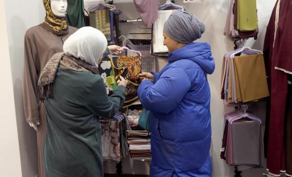 Bild 1 von 1: Im Bild: Menerva Hammad in der Hijab Boutique.