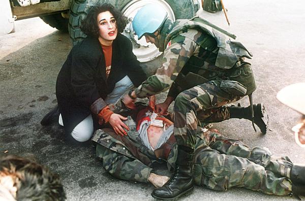 Bild 1 von 3: Sarajevo, Bosnien, 1994: Eine Passantin leistet mit einem französischen UN-Soldaten Erste Hilfe, nachdem ein bosnischer Soldat auf offener Straße in Sarajevo angeschossen wurde. Er starb Minuten später.
