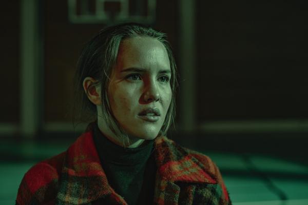Bild 1 von 5: Lisa (Astrid Morberg) erfährt, dass die Bewohner des Ortes ein dunkles Geheimnis hüten.