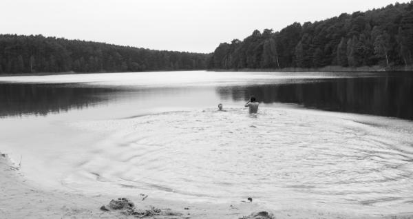 Bild 1 von 6: Ronja mit Philosoph Milosz Rosinski in der Brandenburger Wildnis - zwei Stadtkinder, die ihre Sehnsucht nach einem wilden Leben mit einem Ausflug in die Natur stillen wollen.