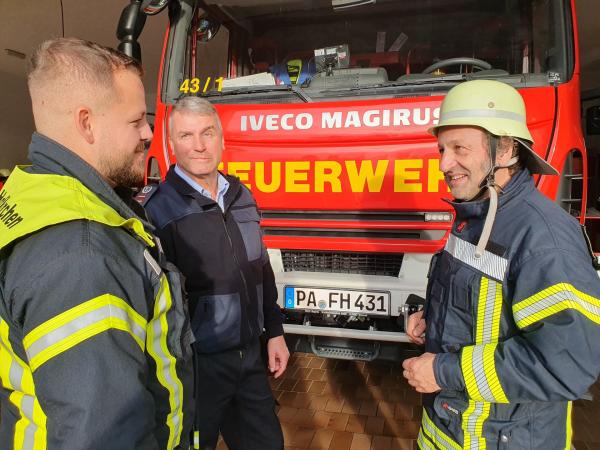 Bild 1 von 14: Von rechts: Schmidt Max, Hans-Peter Binder und Julian Binder von der Freiwilligen Feuerwehr Hofkirchen.