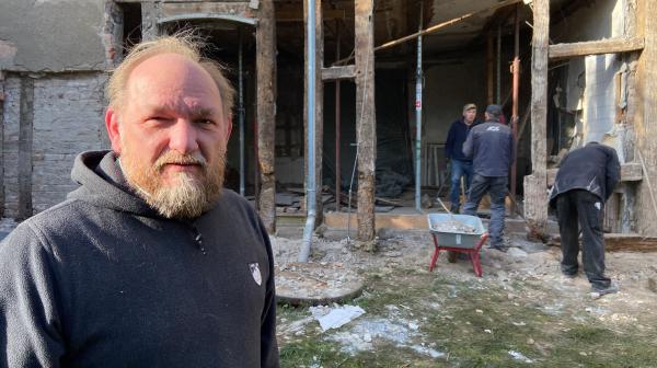 Bild 1 von 1: Bauherr in Nöten: Am Gutshaus Dölitz ist das Fachwerk verfault. Aber Architekt Ronald van der Starre bleibt cool. Was kaputt ist, muss eben repariert werden, sagt er trocken.