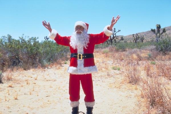 Bild 1 von 14: Mädchenschwarm Jake (Jonathan Taylor Thomas) drückte sich in den vergangenen Jahren stets davor, Weihnachten mit seinen Eltern in New York zu verbringen. Um die Familie wieder zusammenzuführen, bietet Jakes Vater seinem Sohnemann an, ihm einen roten 1975er Porsche zu schenken, wenn er pünklich zu Heiligabend erscheint. Hoch motiviert will sich Jake auf die Reise machen, doch als er morgens aufwacht, findet er sich - als Weihnachtsmann verkleidet und völlig mittellos - inmitten des kalifornischen Niemandlandes wieder! Das Footballteam seiner Schule hat ihn im wahrsten Sinne des Wortes in die Wüste geschickt. Wird Jake es schaffen, pünktlich zum Fest zu erscheinen?