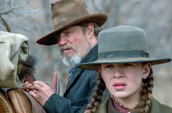 Bild 1 von 6: Die 14-jährige Mattie Ross (Hailee Steinfeld) will den Mord an ihrem Vater rächen. Der trunksüchtige Rooster Cogburn (Jeff Bridges) hilft ihr bei der Verfolgungsjagd auf den gefürchteten Serienmörder.