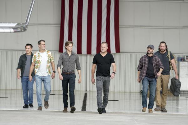 Bild 1 von 12: MacGyver (Lucas Till, 3.v.l.); Jack Dalton (George Eads, 3.v.r.)