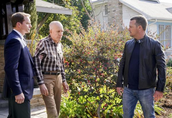 Bild 1 von 7: Callen (Chris O'Donnell, r.) muss um jeden Preis seinen Vater Garrison (Daniel J. Travanti, 2.v.l.) retten, der im Zuge eines Geiseldramas gegen zwei US-Bürger eingetauscht werden soll ...