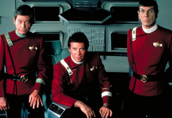 Bild 1 von 11: Adm. James T. Kirk (William Shatner, M.), Cpt. Spock (Leonard Nimoy, r.) und Cmdr. McCoy (DeForest Kelley, l.) bilden auf der Sternenflottenakademie Kadetten aus, doch dann kommt etwas dazwischen â?¦