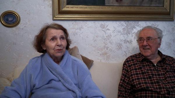 Bild 1 von 3: Oma und Opa auf dem Sofa.