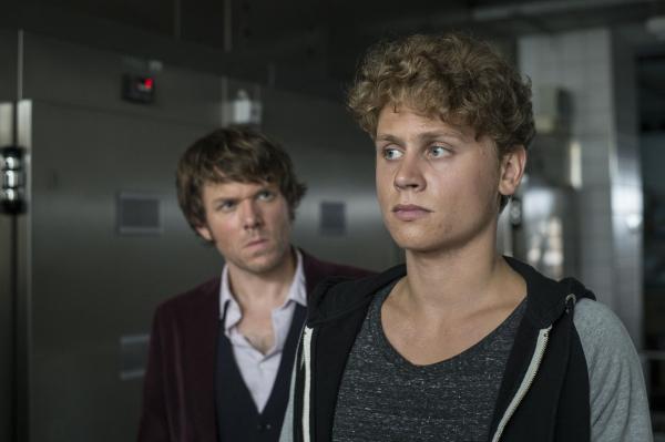 Bild 1 von 6: Tom Kowalski (Steffen Schroeder, l.); Simon Bölling (Rafael Gareisen, r.)