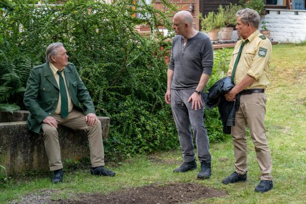 Bild 1 von 4: Hubert (Christian Tramitz, r.) und Girwidz (Michael Brandner, l.)  konfrontieren Josef Stark (Robert Dölle, M.) mit ihrem Verdacht. Seine Frau ist tatsächlcih gerade nicht im Haus.