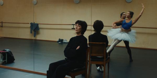 Bild 1 von 3: Die Tänzerinnen und Tänzer werden beim Wettbewerb in Bulgarien nicht nur Diane (Anne Alvaro), sondern die gesamte Opéra Garnier repräsentieren. Deshalb schaut Diane vor dem Grand Prix nochmal ganz genau hin.