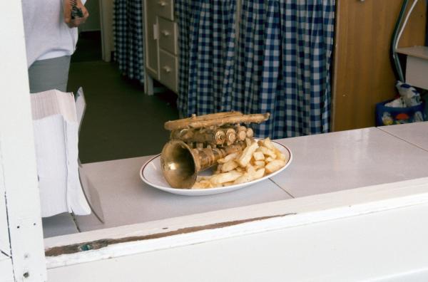 Bild 1 von 4: Für sein Projekt Brexit Big Band frittiert Matthew Herbert eine Trompete in einem \