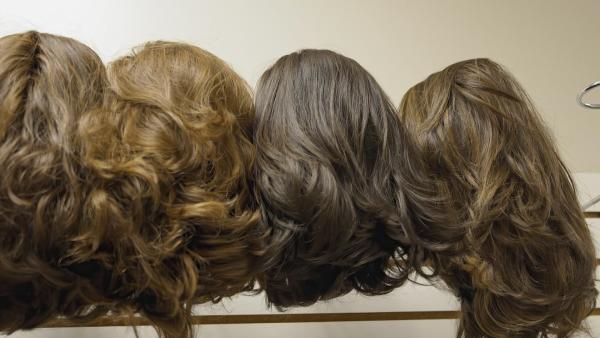 Bild 1 von 5: Jüdische Frauen sollen in der Öffentlichkeit ihr Haar nicht zeigen, daher tragen sie Perücke oder Kopftuch.
