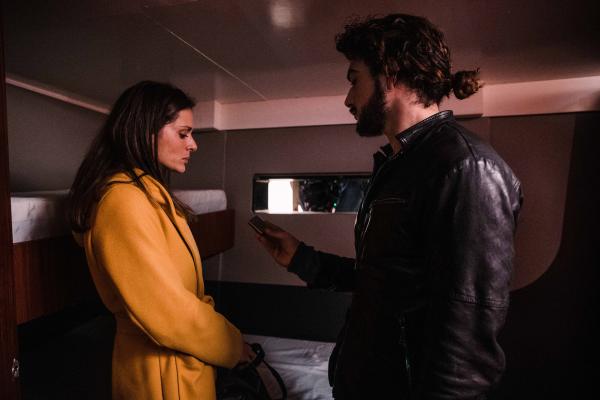 Bild 1 von 2: Lorenzo (Giacomo Giorgio) konfrontiert Paola (Raffaella Rea), die Ehefrau von Tano, mit etwas, das er auf dem Boot gefunden hat und was offenbar Tano gehört.
