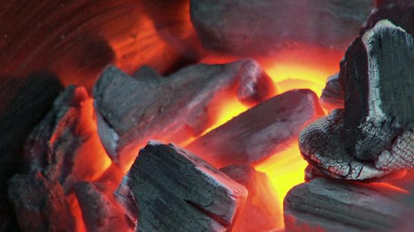 Bild 1 von 3: Gegrillt wird bereits seit der Entdeckung des Feuers vor 700.000 Jahren. Der Trend, das Grillen als Freizeitgestaltung zu nutzen, kam in den 1940er-Jahren aus den USA nach Deutschland. Seitdem wird das Grillen und alles, was dazu gehört, permanent weiterentwickelt, um es schneller, einfacher, praktischer oder komfortabler zu machen.