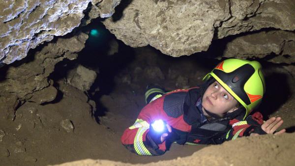 Bild 1 von 2: In der Altensteiner Höhle darf Marina die Feuerwehr bei einer Rettungsübung begleiten.