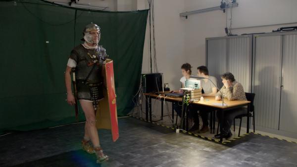 Bild 1 von 4: Biomechaniker messen mit Hilfe von Motion Capture die genauen Bewegungsabläufe bei Märschen mit schwerem Gepäck.