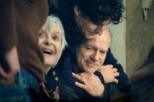 Bild 1 von 5: Für die Burchnars ist das Puppenspiel ein Lebensweg: Der Vater Simon (Aurélien Recoing, 2.v.r.) konnte immer auf die Unterstützung seiner Mutter Gabrielle (Francine Bergé, 2.v.l.), seiner Töchter und seines Sohnes Louis (Louis Garrel, 3.v.l.) zählen.