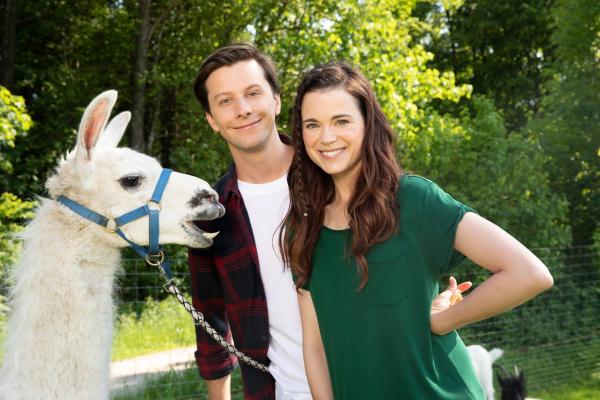 Bild 1 von 22: Es wird wild und witzig im Disney Channel! Im TIERDUELL treten unsere beiden Moderatoren Patricia und Jojo gegeneinander an, um knifflige Tierrätsel zu lösen! Immer abwechselnd stellen sie sich gegenseitig die Aufgabe, ein Tier anhand von drei charakteristischen Eigenschaften zu finden. Zum Beispiel: \
