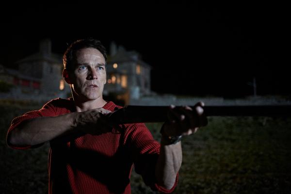 Bild 1 von 6: Tom Brook (Stephen Moyer) hört nachts Geräusche rund ums Safe House.
