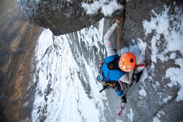 Bild 1 von 7: Stephan Siegrist plaziert eine mobile Sicherung während ServusTV´s Eiger Film in der Eiger Nordwand in Grindelwald, Bern, Schweiz 27.07.2022