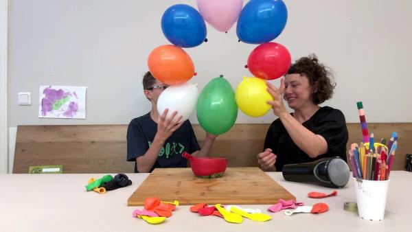 Bild 1 von 1: Im Bild: Esther testet, wie Luftballone kreiseln können.