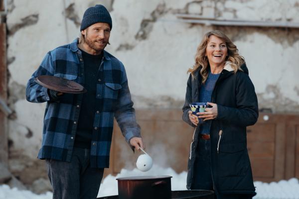 Bild 1 von 15: Nach ereignisreichen Wochen freuen sich Markus Kofler (Sebastian Ströbel) und Katharina Strasser (Luise Bähr) auf eine besinnliche Weihnachtsfest.