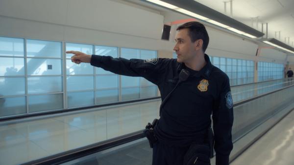 Bild 1 von 3: Die Sicherheitsbeamten holen einen Mann, der seit 10 Jahren flüchtig ist, in San Francisco ab. Er wurde von Special Agents aus China zurückgeführt.