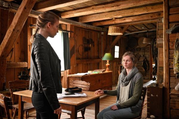 Bild 1 von 23: Im Bild (v.li.): Nora Waldstätten (Hannah Zeiler), Cornelia Gröschel (Melanie Bodenbach).