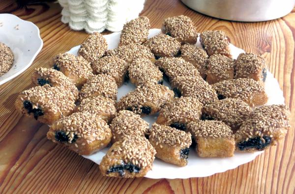 Bild 1 von 4: Zum Fastenbrechen kommt auch das süße Gebäck Makroud auf den Tisch.