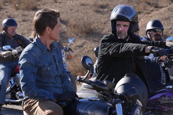 Bild 1 von 10: Owen Strand (Rob Lowe, l.); Red (Dan-Sanders Joyce, r.)