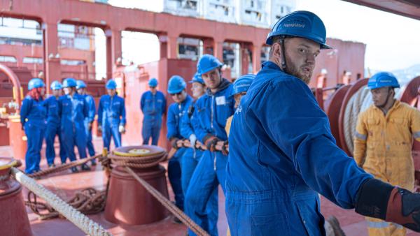 Bild 1 von 6: Die Ausbildung zum nautischen Offizier auf einem Frachtschiff ist harte Arbeit.