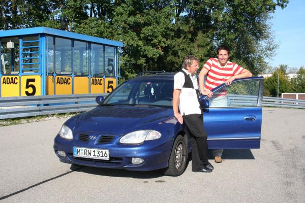 Bild 1 von 7: Willi (rechts) mit Fahrlehrer Wolfi Hammes auf dem ADAC-Fahrübungsplatz Kempten. Mit ihm darf Willi ein Fahrsicherheitstraining absolvieren.