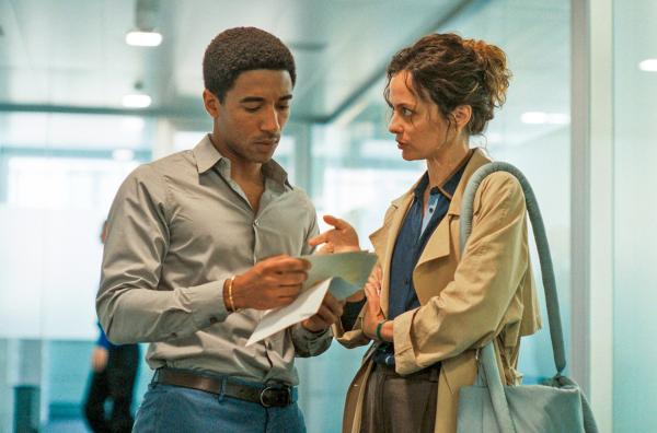 Bild 1 von 6: Anna Romano (Gaia Messerklinger) zeigt Kommissar Cavadini (Alberto Malanchino) die Fotos des gestohlenen Caravaggio.