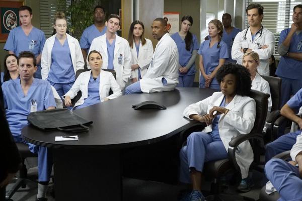 Bild 1 von 28: Wissen noch nicht, was Dr. Eliza Minnick von ihnen möchte: Andrew (Giacomo Gianniotti, r.), Leah Murphy (Tessa Ferrer, 2.v.r.), Stephanie (Jerrika Hinton, 3.v.r.), Jo (Camilla Luddington, 5.v.l.), Ben (Jason George, 7.v.r.) und die restlichen Assistenzärzte ...