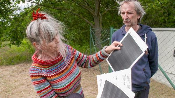 Bild 1 von 9: Im Bild: Frau  Petra L. zeigt uns geschwärzte Listen, die sie von der Wasserbehörde bekommen hat. Sie wollte Einblick in die Entwicklung der Grundwasserstände bekommen.