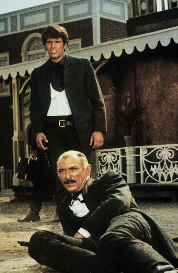 Bild 1 von 9: Scott (Giuliano Gemma, stehend) hat Talby (Lee Van Cleef, liegend) das Leben gerettet. Nun darf er an seiner Seite bleiben.