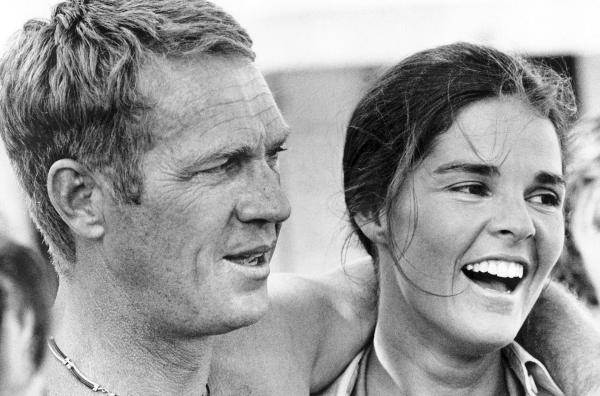 Bild 1 von 2: 1972 lernen sich Steve McQueen und Ali MacGraw bei den Dreharbeiten zu Sam Peckinpahs Krimi ?Getaway? kennen. Ihre Liebesgeschichte zählt zu den berühmtesten Hollywood-Romanzen der 1970er-Jahre.