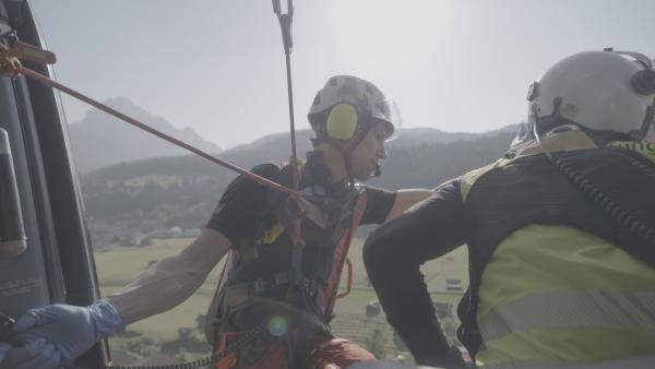 Bild 1 von 8: Das Helikopter-Team auf der Suche nach verstiegenen Bergsteigern.