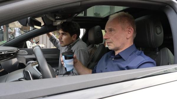Bild 1 von 7: Bernhard Henschel (Michael Lott, r.) und Samir Amari (Skandar Amini, l.) verfolgen eine Spur zum möglichen Einbrecher in die Wohnung des Opfers.