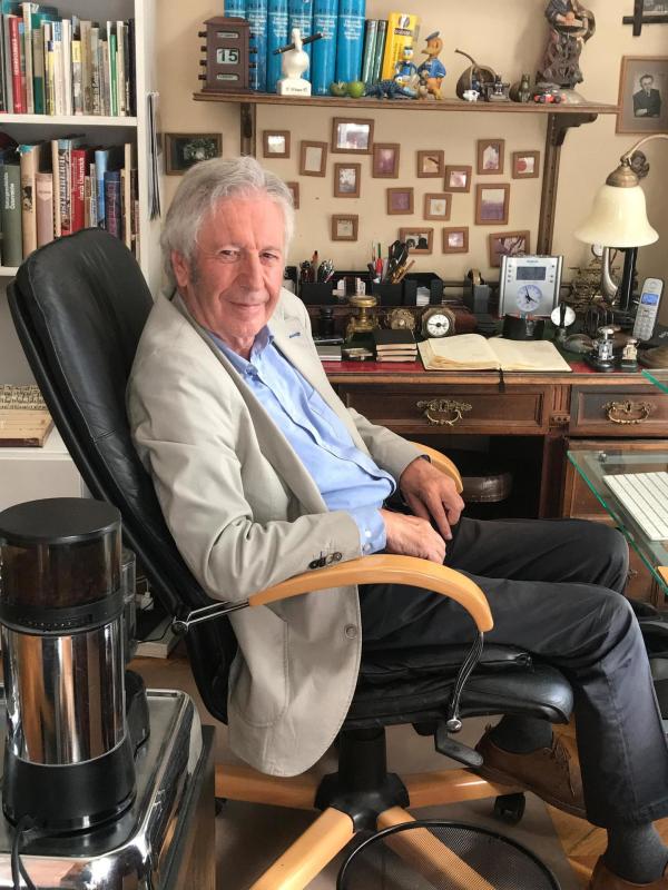 Bild 1 von 8: Im Bild: Alfred Komarek in seiner Wohnung in Wien.