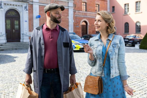 Bild 1 von 13: Im Bild: Frau Lange (Sarah Thonig, r.) bittet Hausmeister Winkler (Steffen Wolf, l.), ihr beim Dekorieren des Bootsstegs für die Verlobung einer Freundin zu helfen.