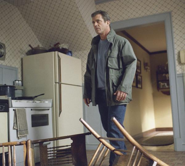 Bild 1 von 17: Als der Farmer und ehemalige Priester Graham Hess (Mel Gibson) auf seinen Feldern riesige symmetrische Formationen entdeckt, die kaum von Menschenhand stammen können, ahnt er noch nicht, dass nun ein gnadenloser Überlebenskampf beginnt ...